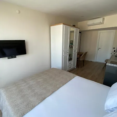 Royal Homes 704 Otel *